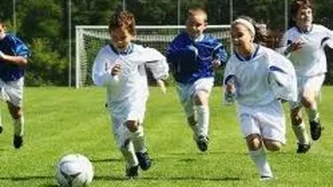 卡戴珊分享亲子合影祝福侃爷生日：寿辰快乐，一生挚爱